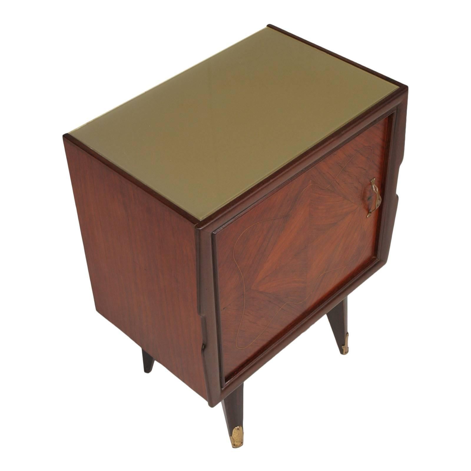 Pair of Mid-Century modern Paolo Buffa style nightstands in walnut, with mahogany interior, inlay thread the door, top in laquered glass. Golden brass feet.

Measure in cm: H 62, W 48, D 32.