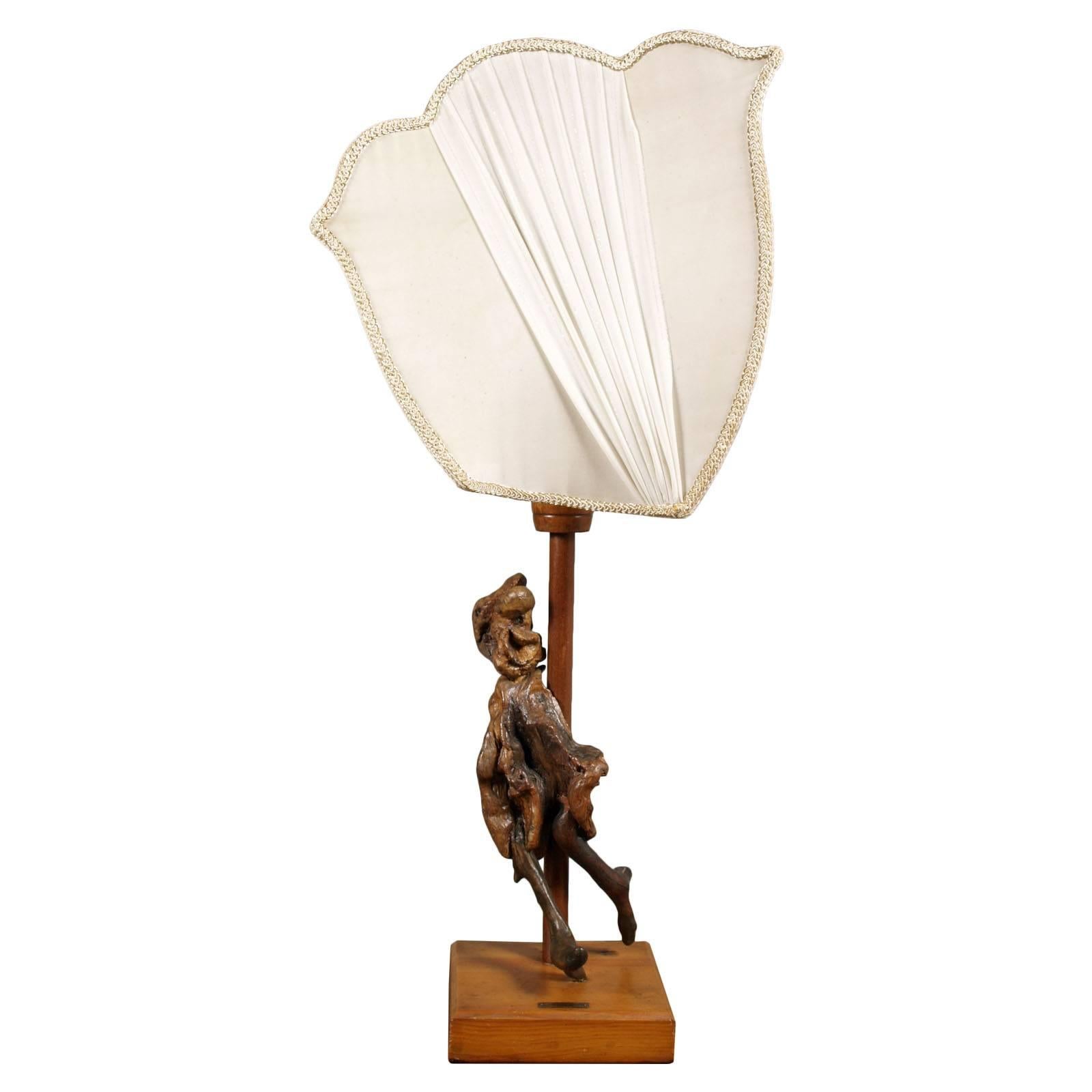 Tischlampe und Skulptur des berühmten italienischen Cellisten.

Maße in cm: Statue cm 40 Lampe cm 82 Basis cm 18 x 18

Anmerkungen
Giovanni Lauro Malusi wurde am 8. Juli 1922 in Cervia geboren. Sein Cello-Studium schloss er 1947 am