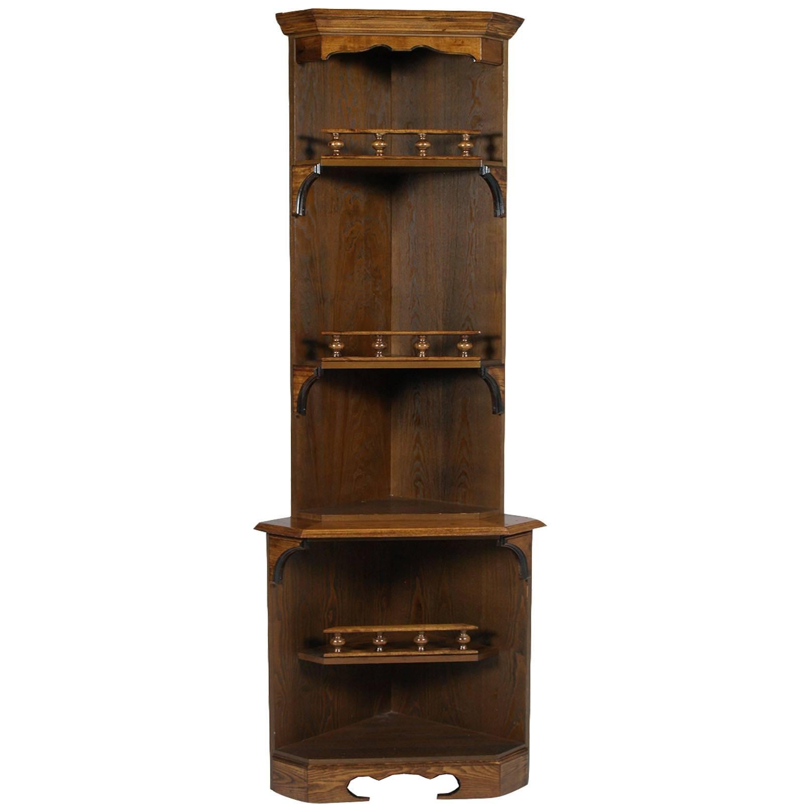 Early 20th century Renaissance corner shelves, cupboard, in solid oakwood wax polished.

Measures cm: H 226 \ 81 x W 67 x ANG. 47 x 47.