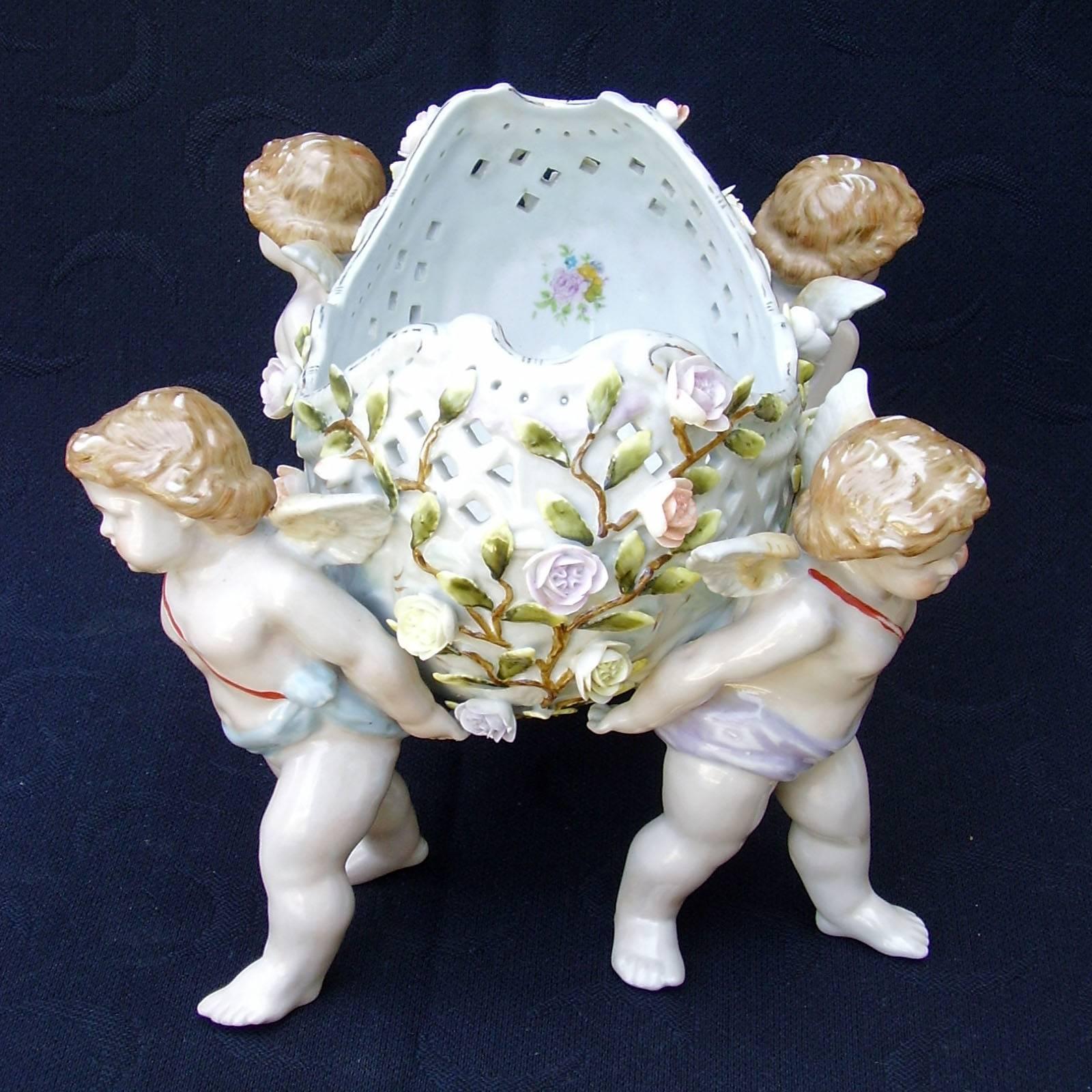 Rococo Jardinière ou coupe de centre de table en porcelaine viennoise du 19ème siècle avec chérubin figuratif en vente