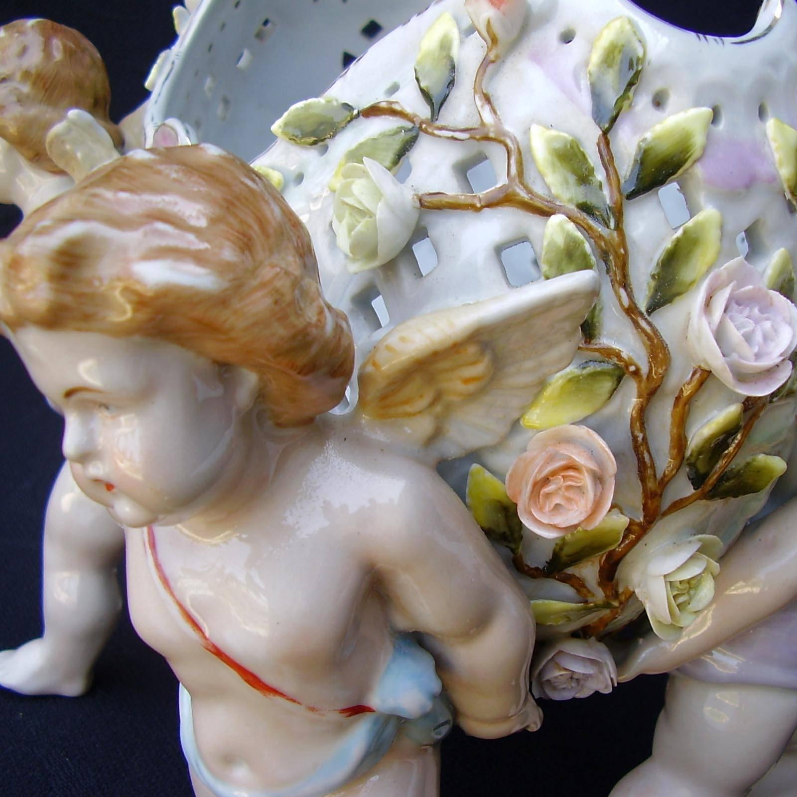 Autrichien Jardinière ou coupe de centre de table en porcelaine viennoise du 19ème siècle avec chérubin figuratif en vente