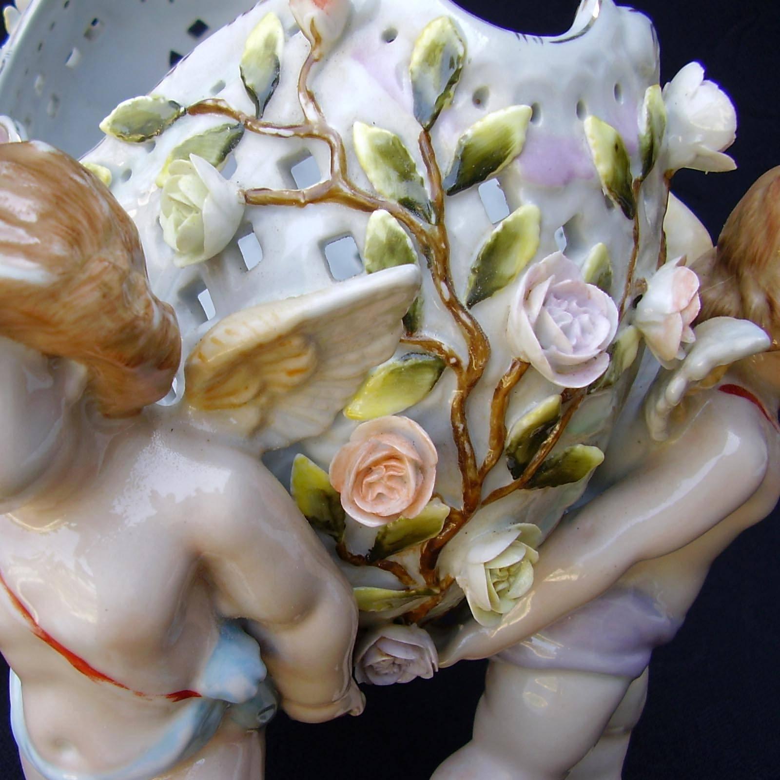 Jardinière ou coupe de centre de table en porcelaine viennoise du 19ème siècle avec chérubin figuratif Bon état - En vente à Vigonza, Padua