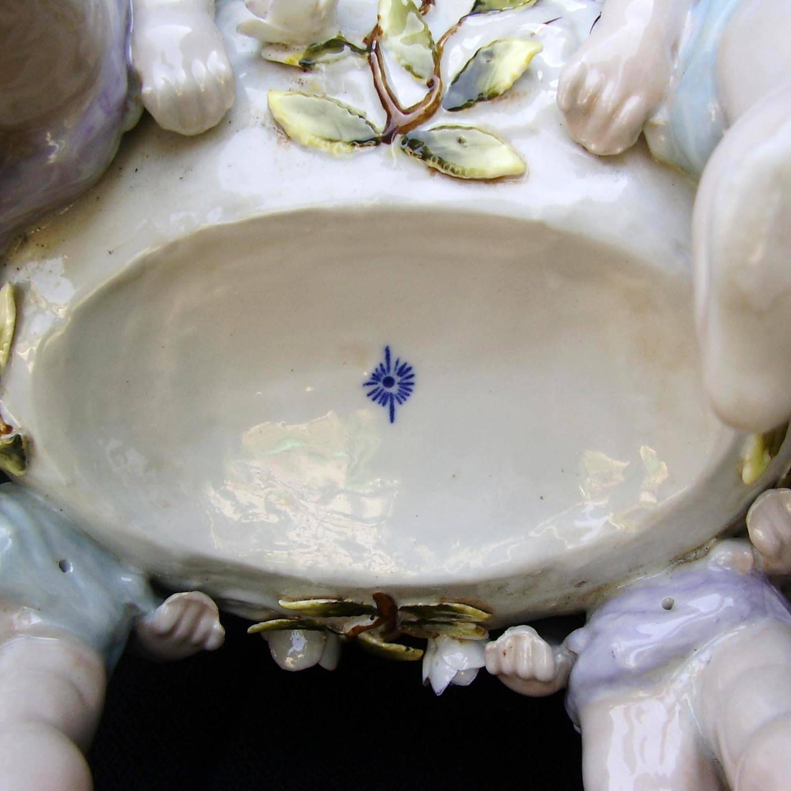 XIXe siècle Jardinière ou coupe de centre de table en porcelaine viennoise du 19ème siècle avec chérubin figuratif en vente