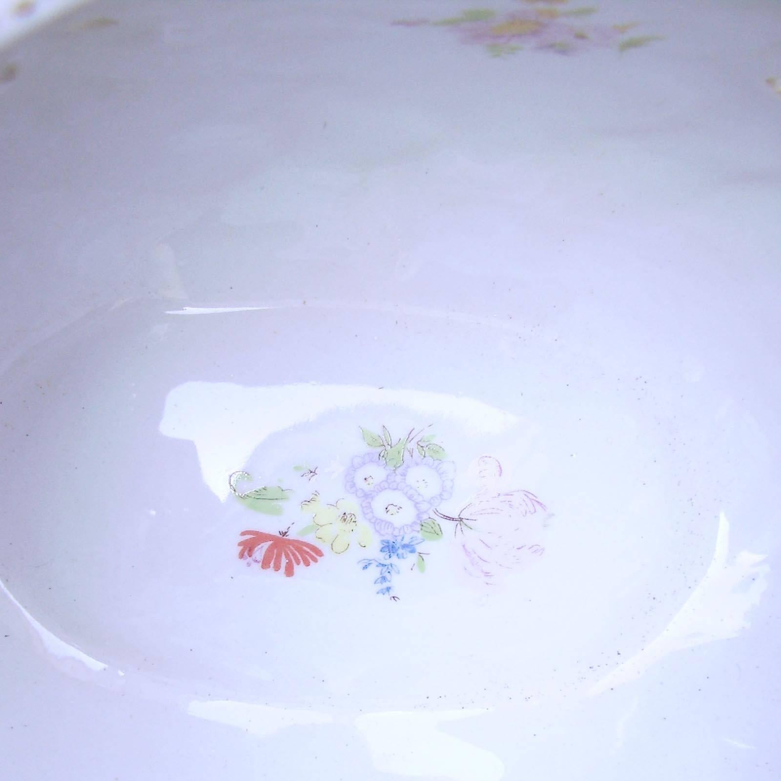 Porcelaine Jardinière ou coupe de centre de table en porcelaine viennoise du 19ème siècle avec chérubin figuratif en vente