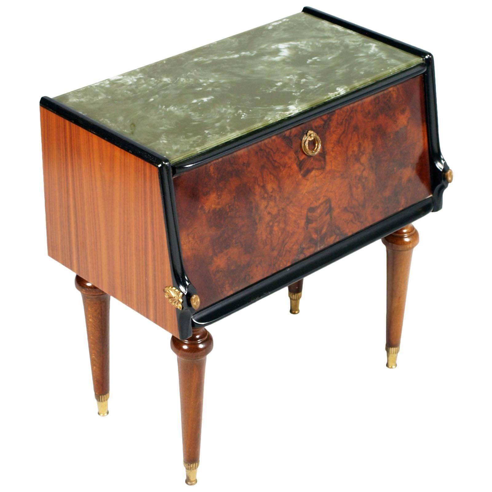 Fabulous pair of Art Deco burl walnut and mahogany bedside tables, with top glass decorated green marble effect, cream-colored interior veneer.
Golden brass feet
Excellent condition, only treated with wax.

Measures cm: D 34, W 55, H 56.