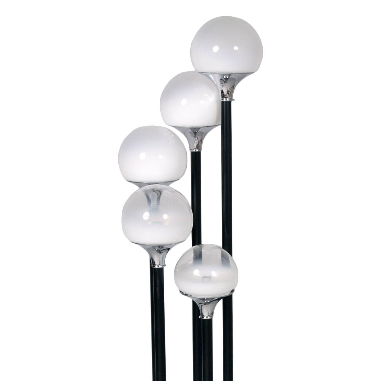 1960s Italy Floor lamp with five lights in chromed and black laquered steel ; bowl by Mazzega lattimo Murano-glass , gradually transparent at the top.
Ready-to-use renewed electrical system

Measures cm: Diameter base 28 Diameter max 45 Height