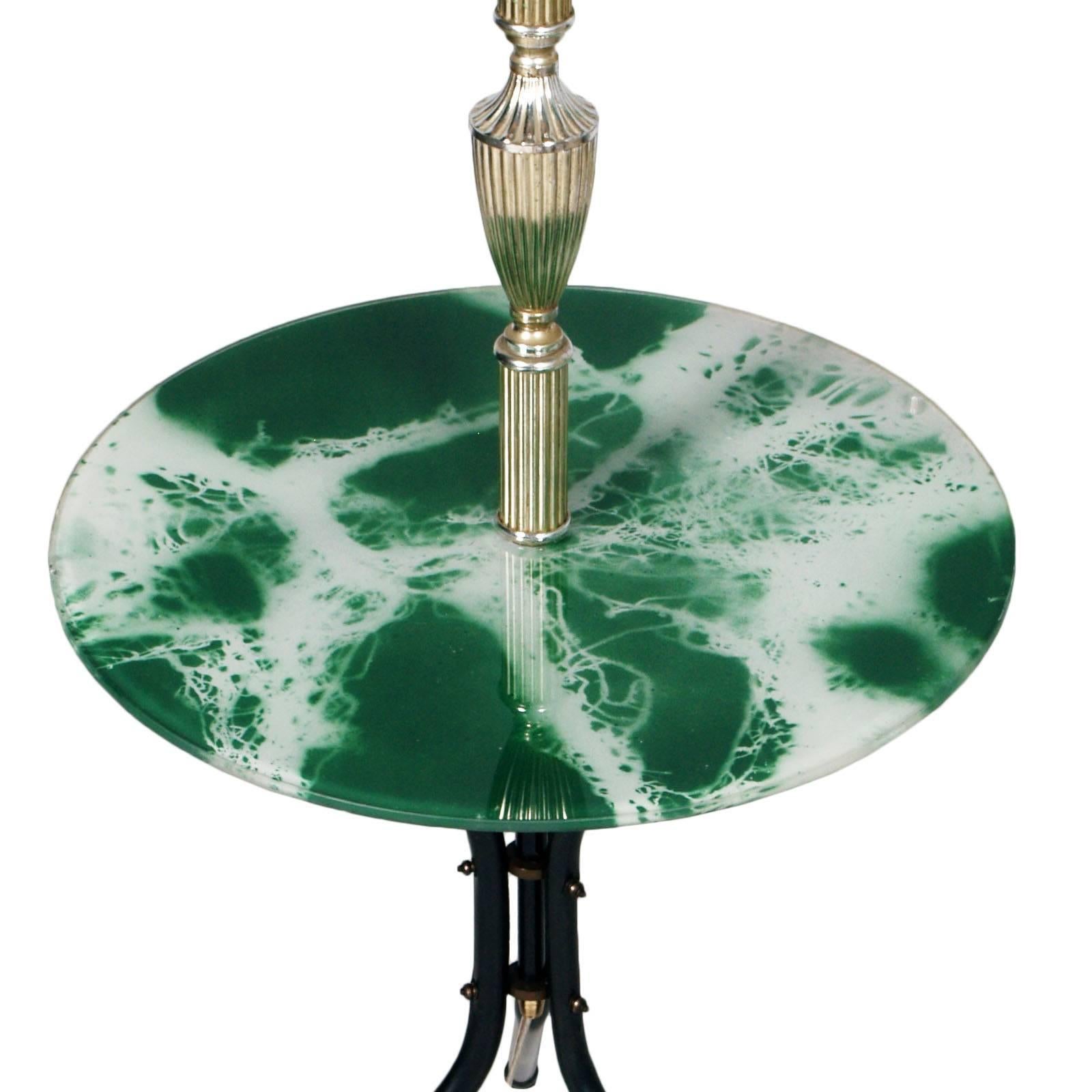 Argenté Lampadaire tripode Art Déco moderne mi-siècle avec table basse style Gio Ponti en vente