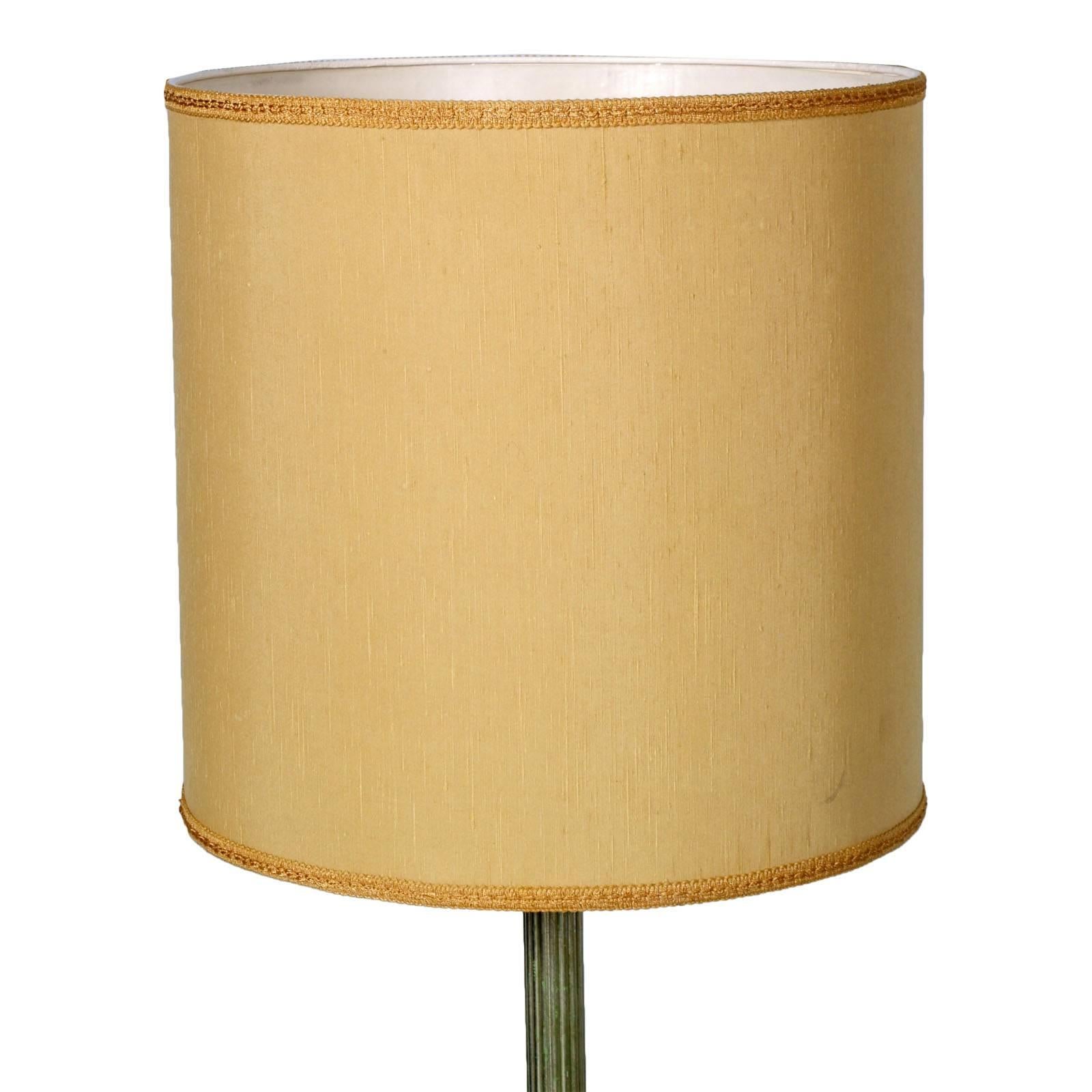 Milieu du XXe siècle Lampadaire tripode Art Déco moderne mi-siècle avec table basse style Gio Ponti en vente