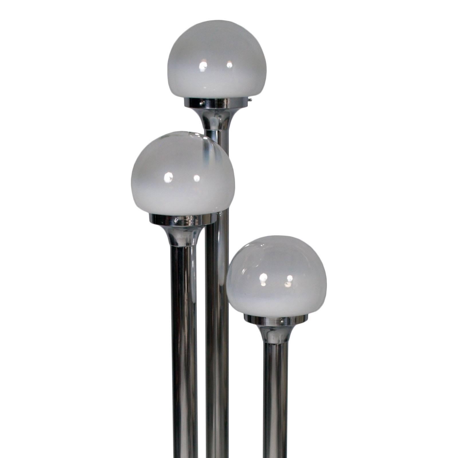 1960s Italie lampadaire à trois lumières en acier chromé, bol par Steele lattimo Murano-verre, graduellement transparent au sommet.
Système électrique renouvelé prêt à l'emploi

Dimensions en cm : D base 30 x D max 40. H145.