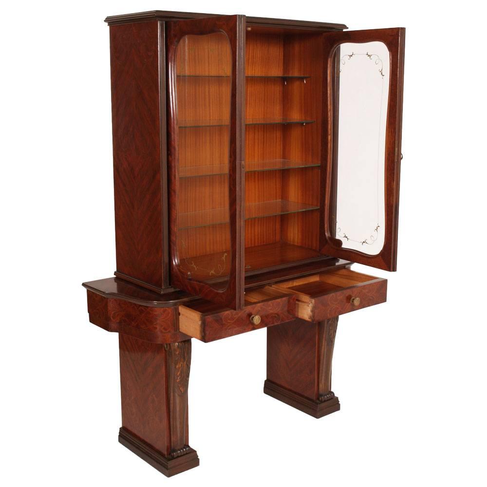 Majestic Mid-Century inlaid mahogany, carved walnut, console vetrine attributable Paolo Buffa, hand-decorated glass in excellent condition only oil polished.

Measure cm: H 170 x W 120 x D 44.
 