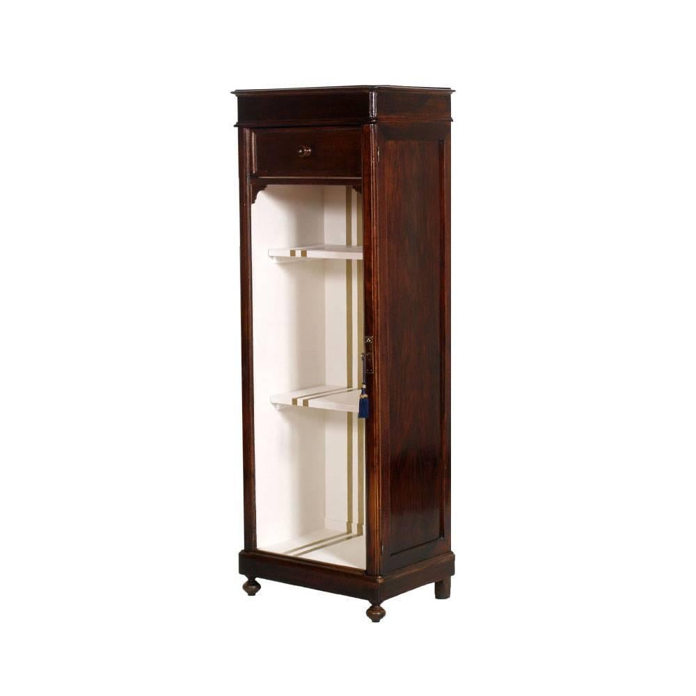 Mid 19th Century Bookcase Display Cabinet in Walnut Restored Polished to Wax In Good Condition For Sale In Vigonza, Padua