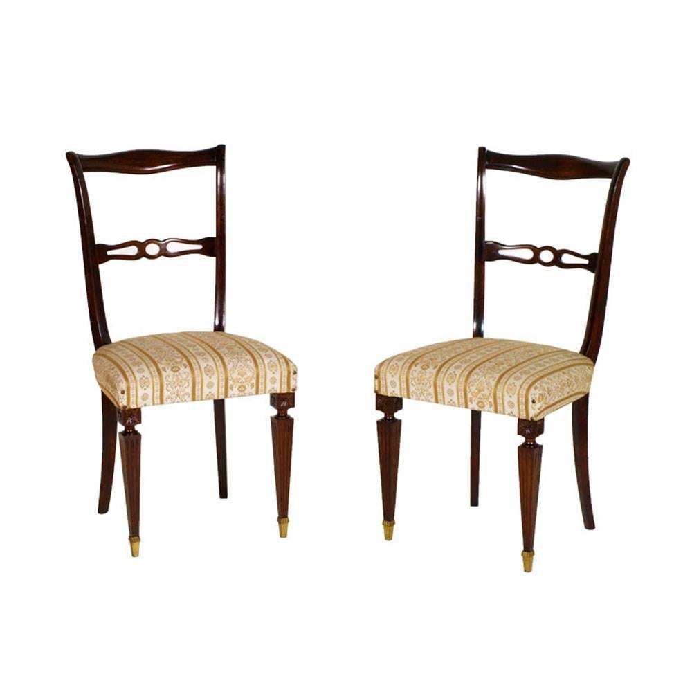 Une paire de chaises latérales en acajou laqué du milieu du 20e siècle, attribuable à Vittorio Dassi, de style Empire. Excellent état général, le bois et le lin étant particulièrement bien conservés.
Mesure cm : H 45\94, L 47, P 47.
  