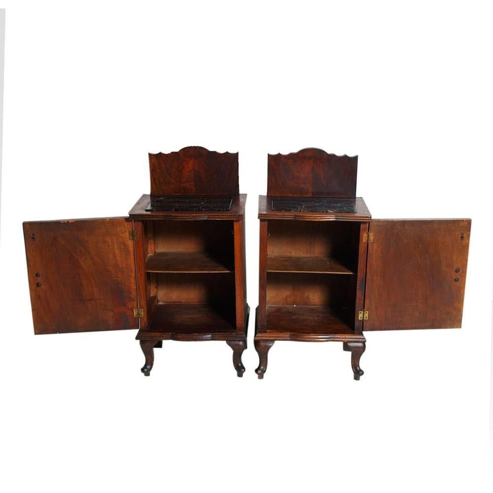 Appliqué Paire de tables de nuit Art Nouveau du début du XIXe siècle en noyer, dessus en marbre noir en vente