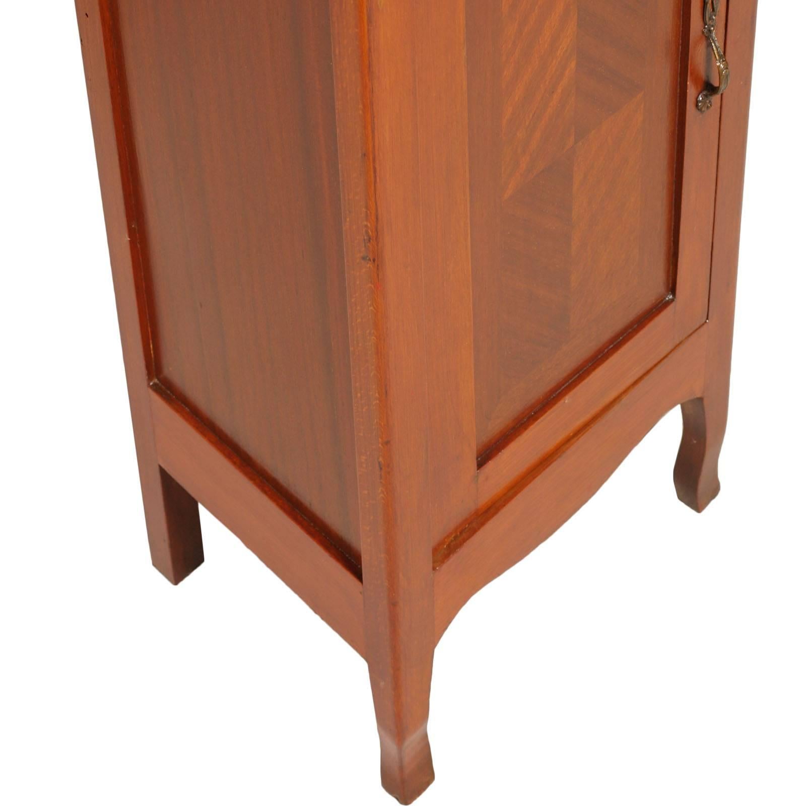 Early 20th Century Italian Art Nouveau Nightstand Restored and Polished to Wax In Good Condition For Sale In Vigonza, Padua