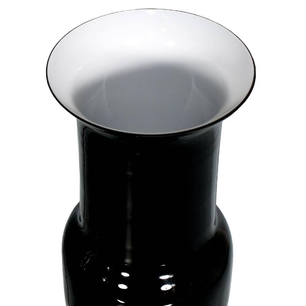 Grand vase noir et blanc en verre soufflé de Murano par Venini, signé, vers les années 1960
Verre soufflé et gainé. Ligne de vases attribuables à Tomaso Buzzi pour Venini.

Dimensions en cm : Hauteur 47, diamètre 20.
