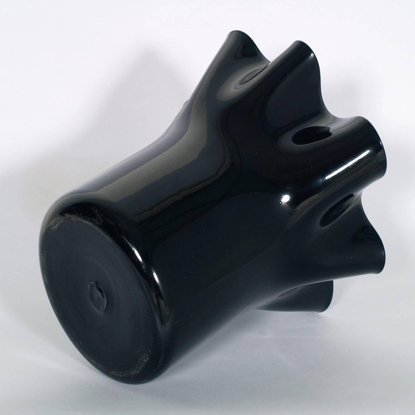 Schwarze Vase im Stil von Sergio Asti für Venini aus geblasenem Muranoglas, ca. 1960er Jahre.

Messen Sie cm: H 28 Durchmesser 30.
