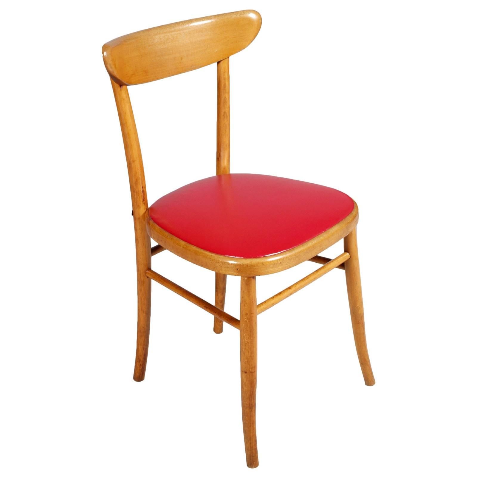 italienische Beistellstühle aus der Mitte des Jahrhunderts 1950, ausgezeichneter Zustand.
Originalpolsterung mit rotem Kunstleder. Der Stuhl wurde in den 1950er Jahren in Italien aus edlem blonden Nussbaumholz gefertigt und mit Wachs poliert.

Maße