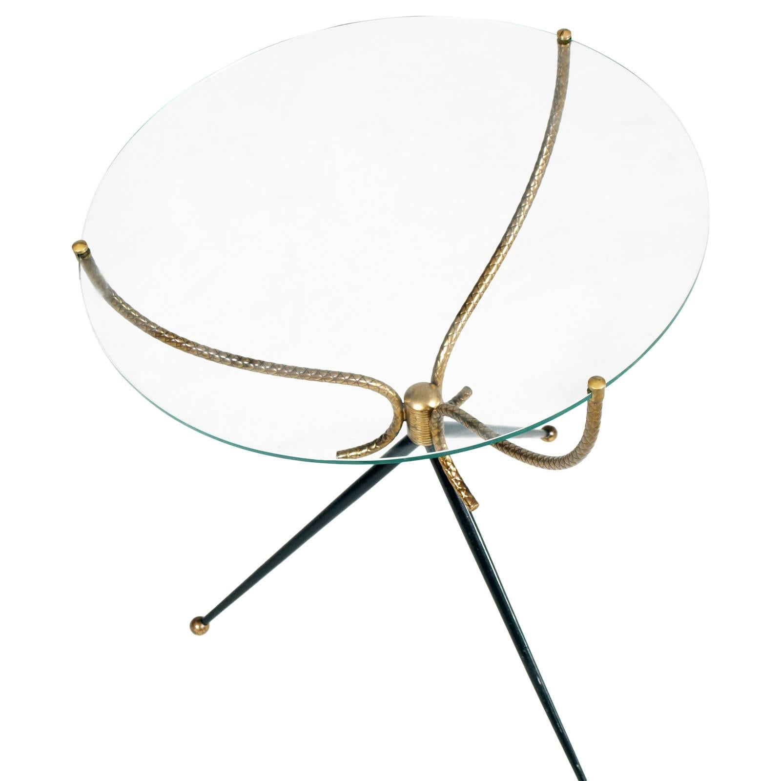 Très rare table basse tripode italienne des années 1930 de style Gio Ponti, laiton doré et laqué, plateau en cristal
Dimensions en cm : hauteur 53, diamètre 43.