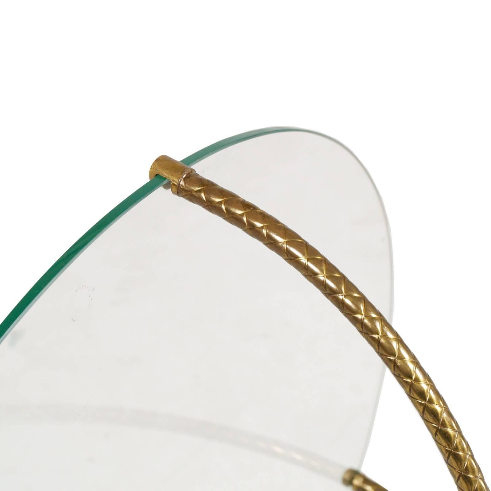 Doré Table basse tripode style Gio Ponti des années 1930, laiton doré et laqué, plateau en cristal en vente