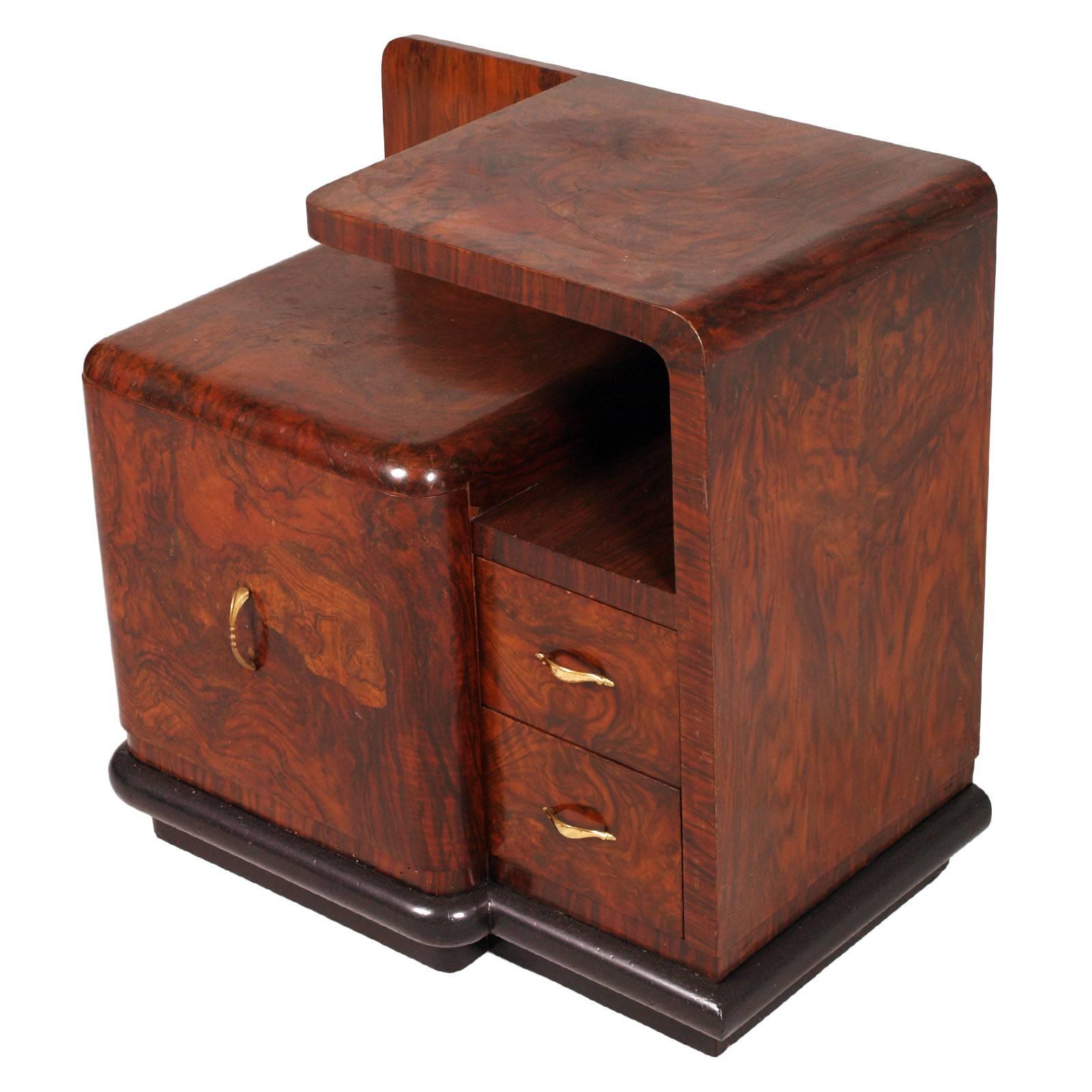 Italian, CANTU' area, bedside table, cabinet, Art Deco nightstand, walnut and burr walnut, restored and polished to wax

Measures cm: H 65, W 65, D 43.