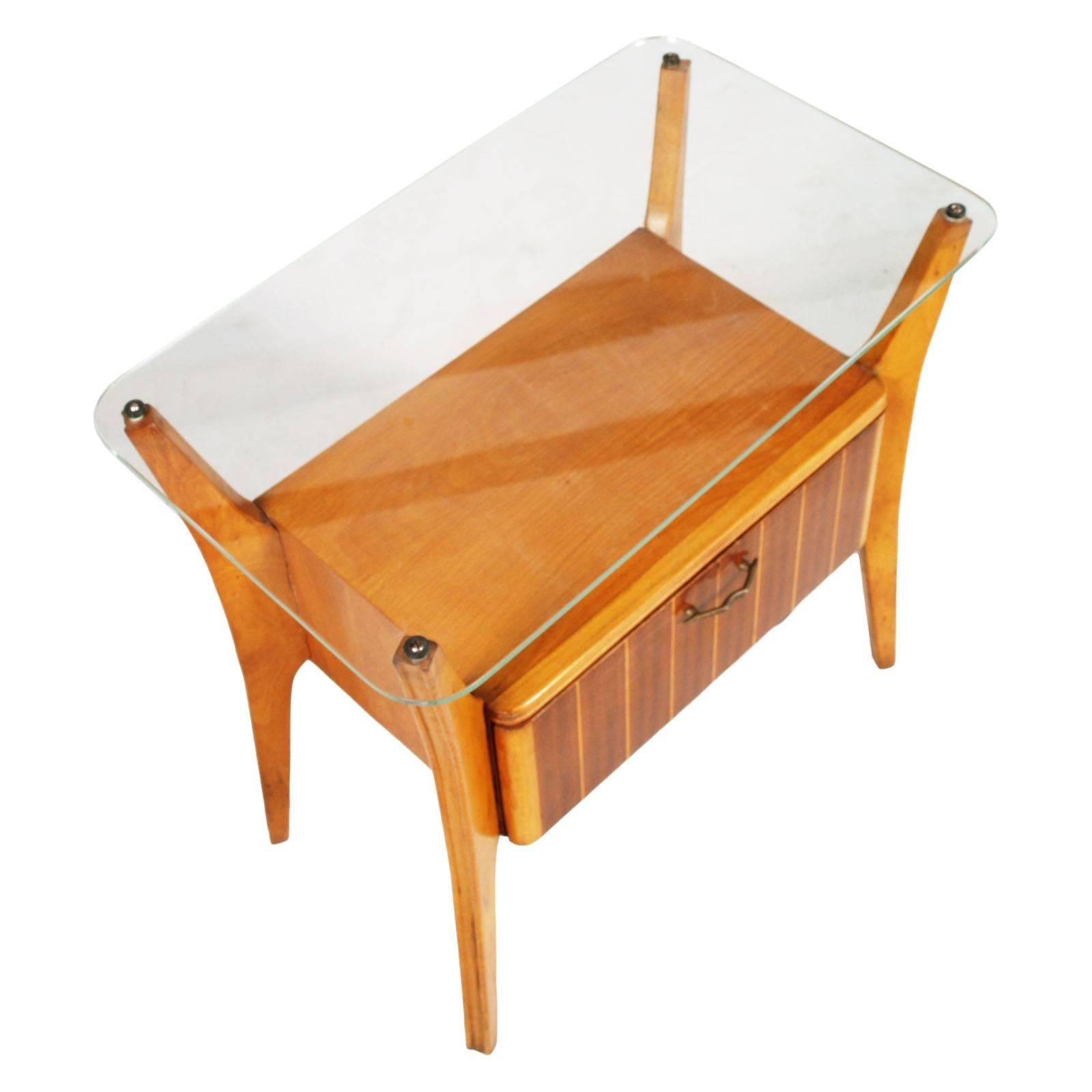 Fabuleuse table de nuit du milieu du siècle La Permanente Mobili Cantù Table, attribuable à Gio Ponti, en noyer blond, érable clair, avec ribalta, incrustée d'érable. Sommet en cristal

Mesures cm : H 56, L 57, P 35 (étagères internes H 15 cm).