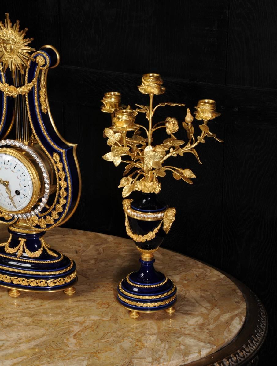 Fine Antique Cobalt Blue Porcelain and Ormolu Lyre Clock with Mystery Pendulum In Good Condition In Belper, Derbyshire