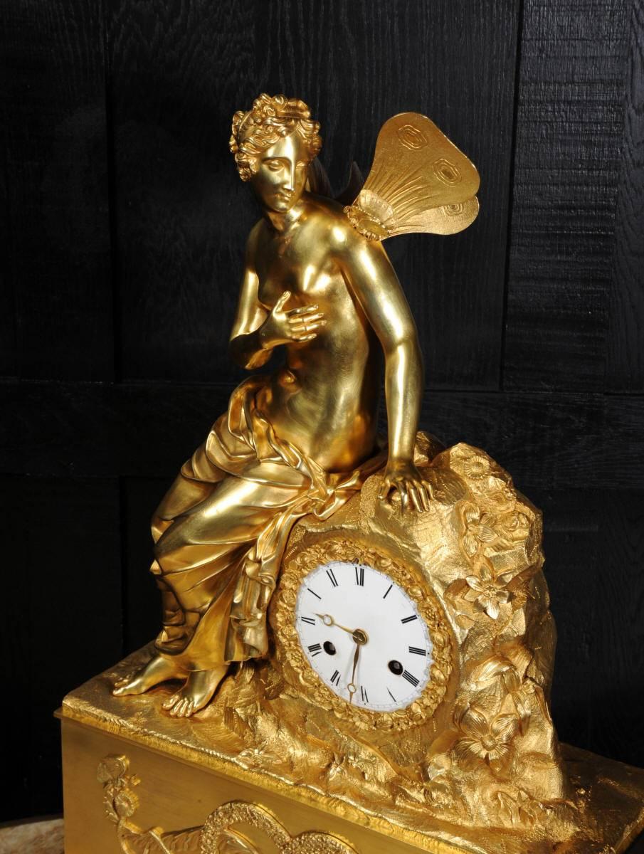 Frühe große Goldbronze-Uhr Psyche und der Schmetterling Seidenanhänger-Uhr (Empire)