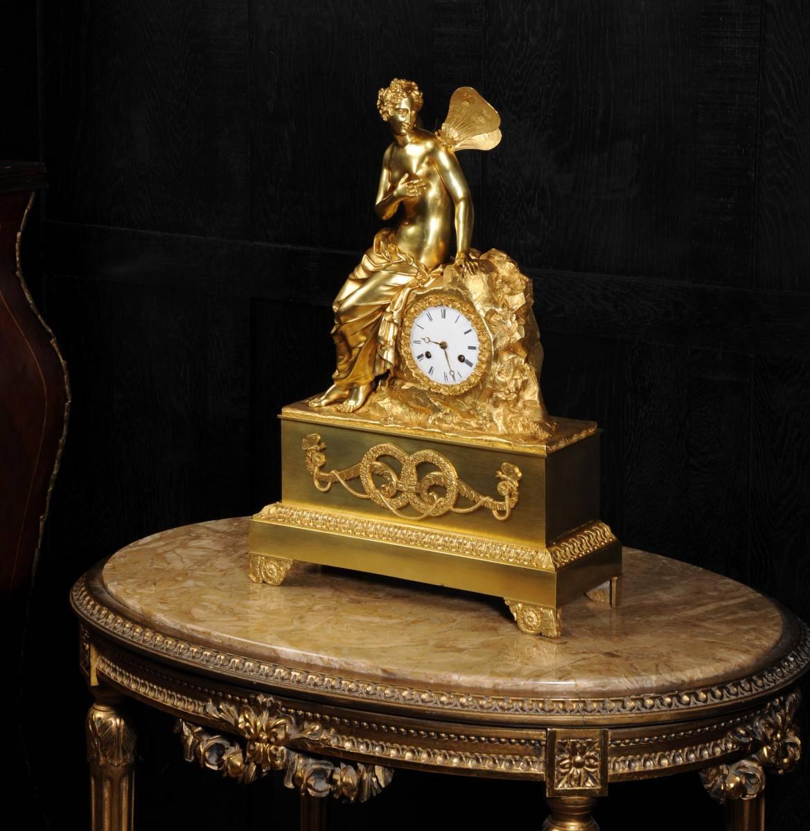 Frühe große Goldbronze-Uhr Psyche und der Schmetterling Seidenanhänger-Uhr (Französisch)