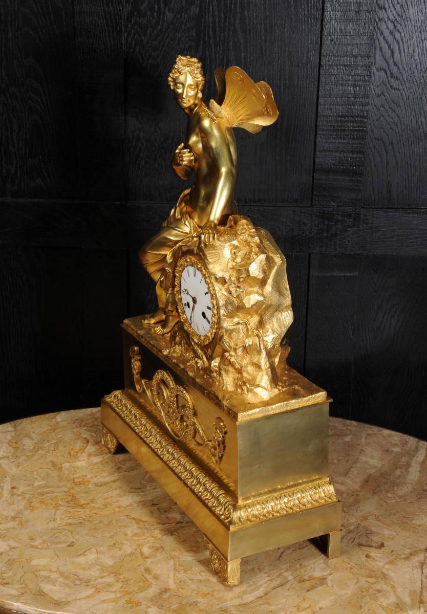 Frühe große Goldbronze-Uhr Psyche und der Schmetterling Seidenanhänger-Uhr (19. Jahrhundert)