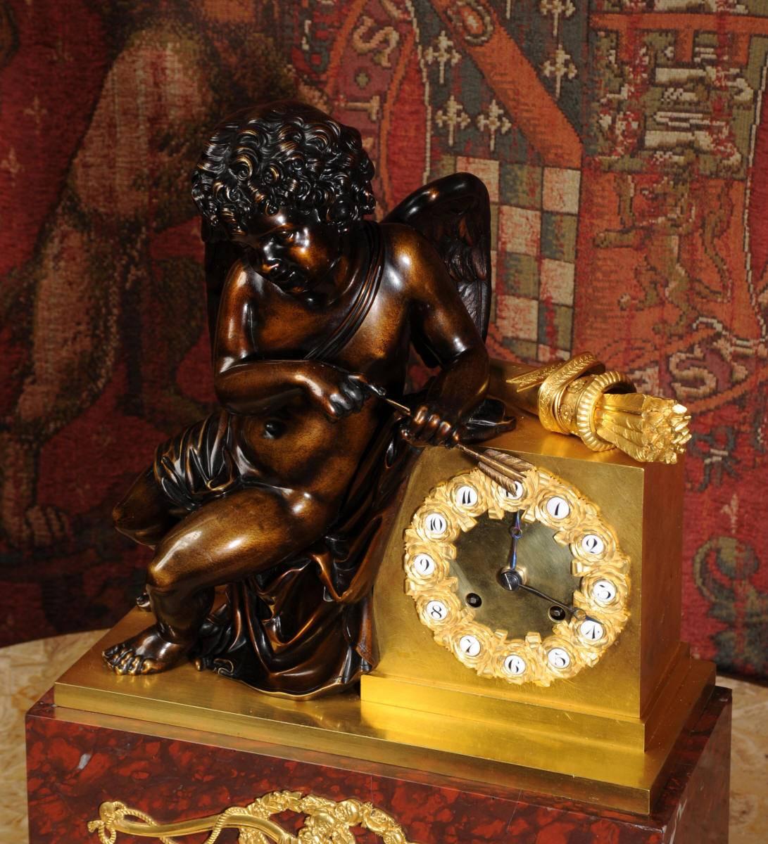Frühe und feine Bronze-, Goldbronze- und Marmoruhr mit Amor (Louis Philippe) im Angebot