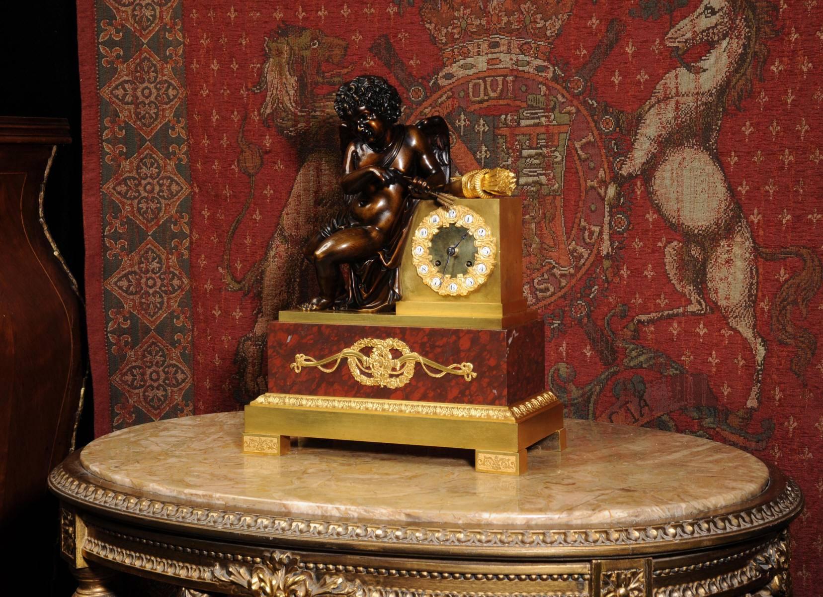 Français Horloge ancienne et raffinée en bronze, bronze doré et marbre spécimen avec Cupidon en vente