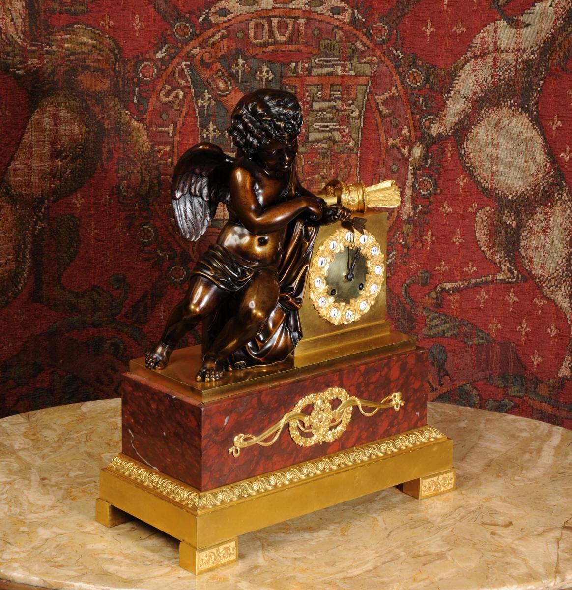 Patiné Horloge ancienne et raffinée en bronze, bronze doré et marbre spécimen avec Cupidon en vente