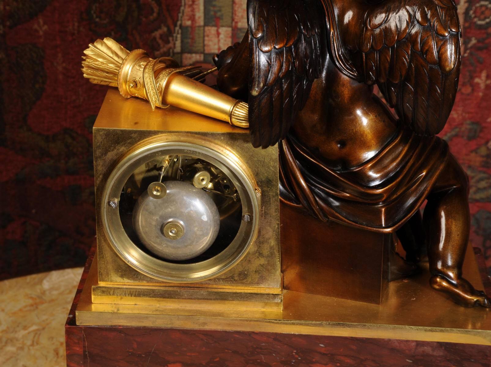 Horloge ancienne et raffinée en bronze, bronze doré et marbre spécimen avec Cupidon Bon état - En vente à Belper, Derbyshire