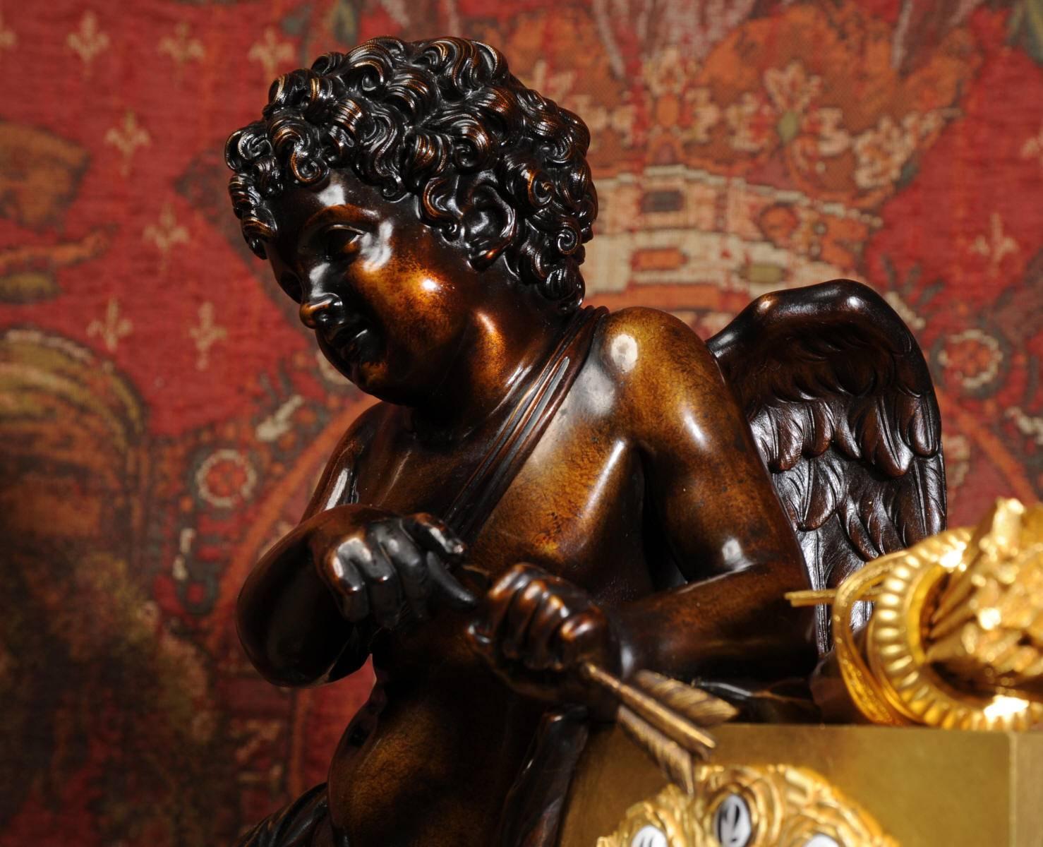XIXe siècle Horloge ancienne et raffinée en bronze, bronze doré et marbre spécimen avec Cupidon en vente