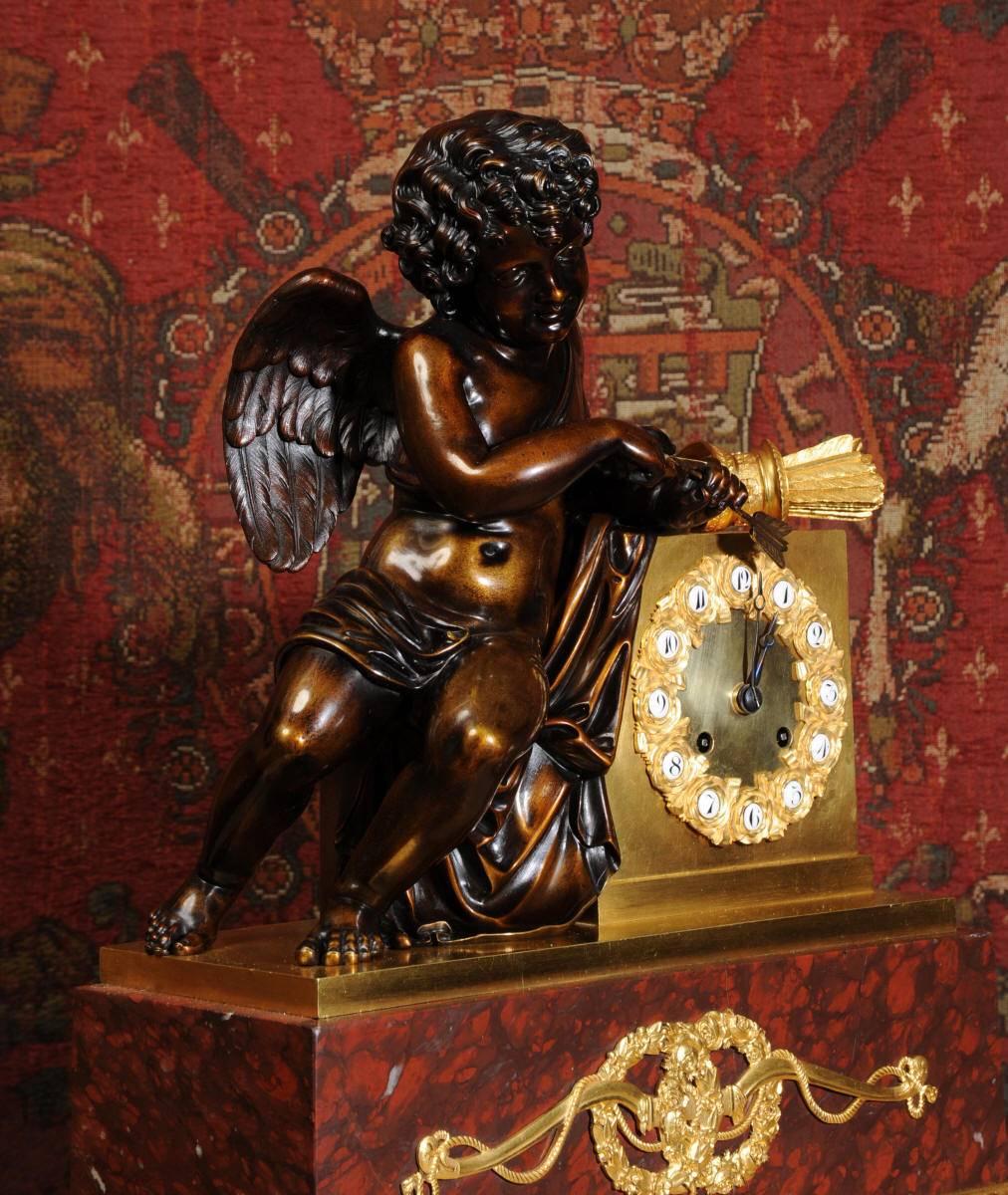 Bronze Horloge ancienne et raffinée en bronze, bronze doré et marbre spécimen avec Cupidon en vente