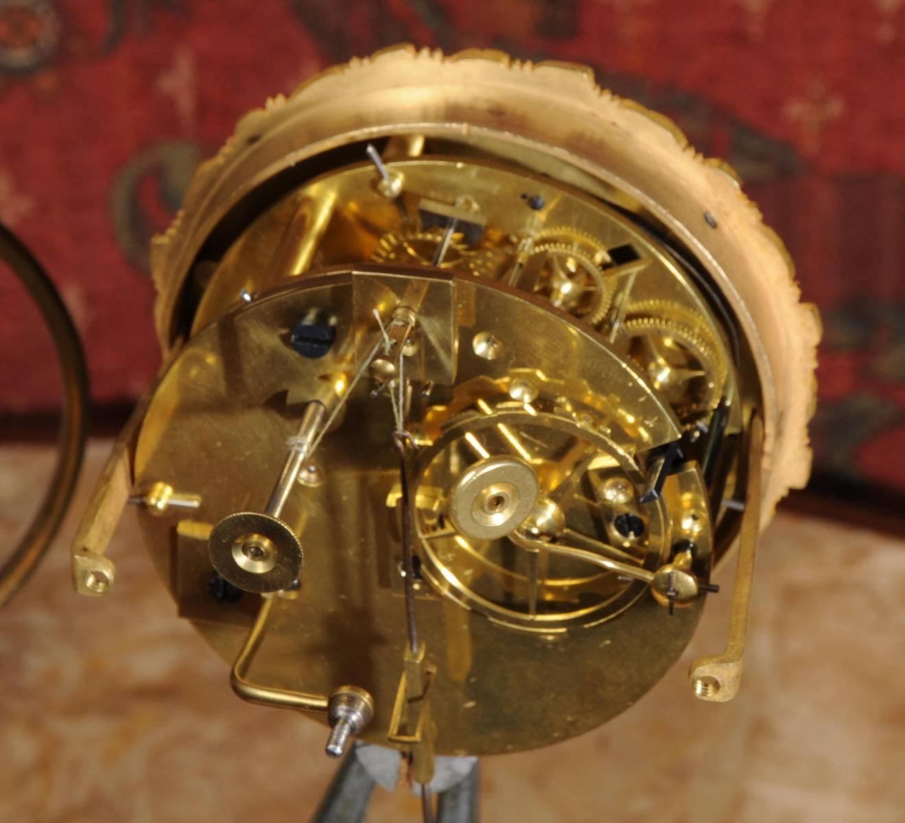 Horloge ancienne et raffinée en bronze, bronze doré et marbre spécimen avec Cupidon en vente 1