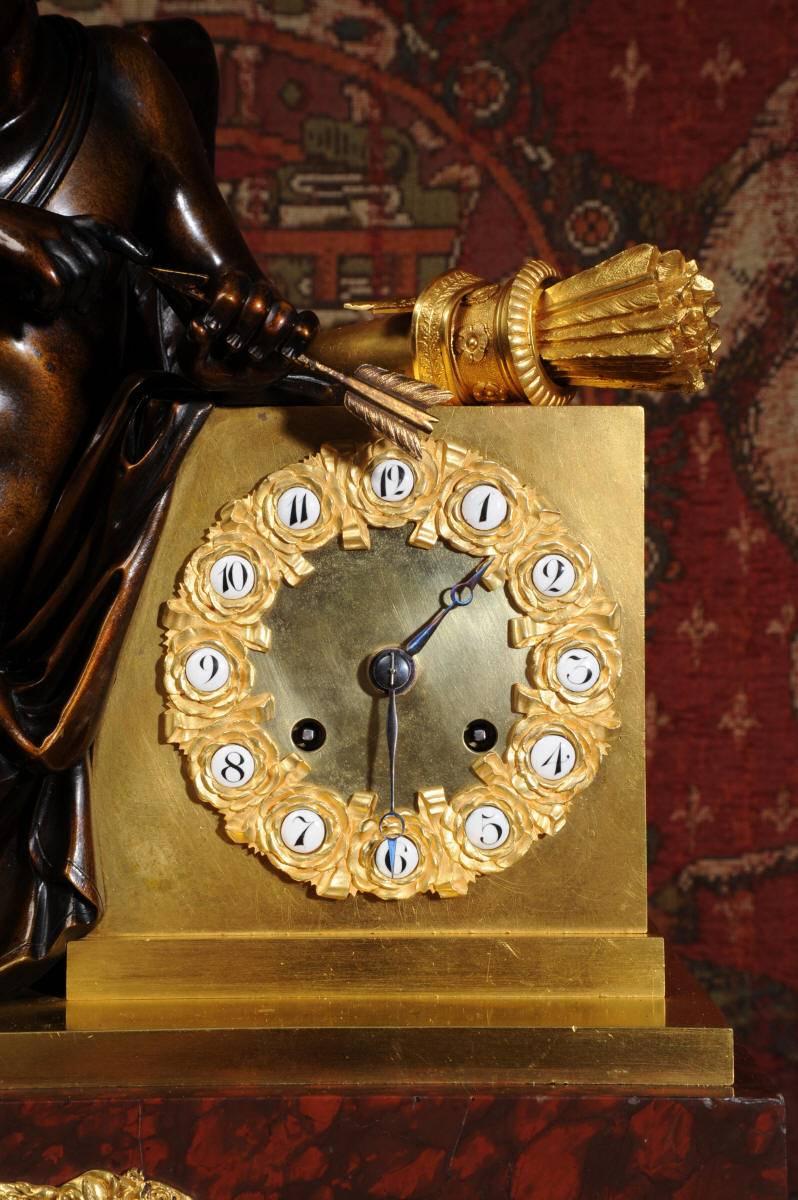 Horloge ancienne et raffinée en bronze, bronze doré et marbre spécimen avec Cupidon en vente 2