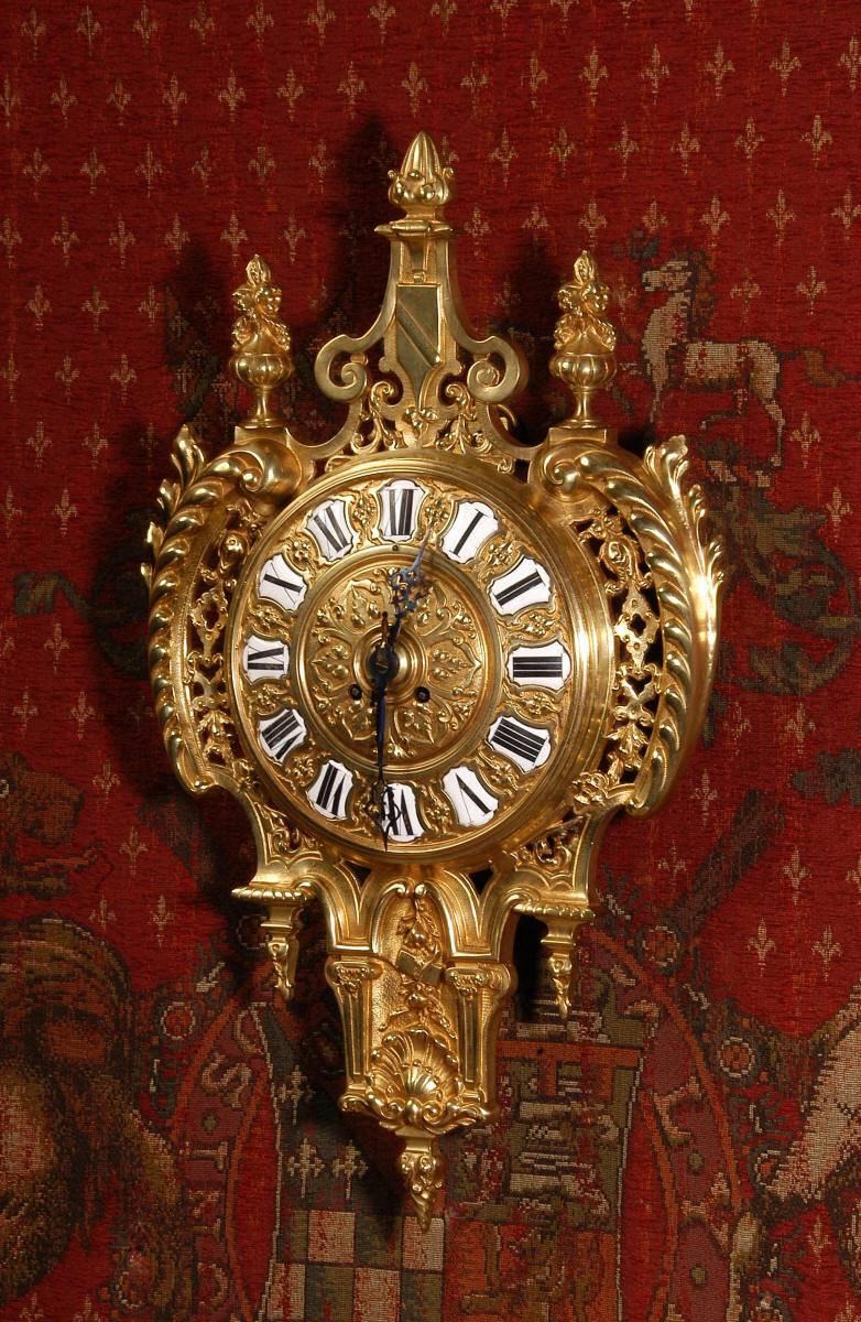 Eine atemberaubende antike französische Cartel-Wanduhr im Barockstil. Sie ist in Form eines Schildes aus vergoldeter Bronze wunderschön modelliert. An den Seiten befinden sich kühne Akanthusrollen mit fein ausgefrästen Paneelen, und oben sind ein