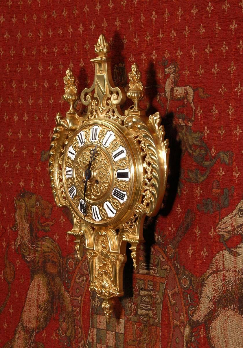 Baroque Horloge murale ancienne en bronze doré de Cartel en vente