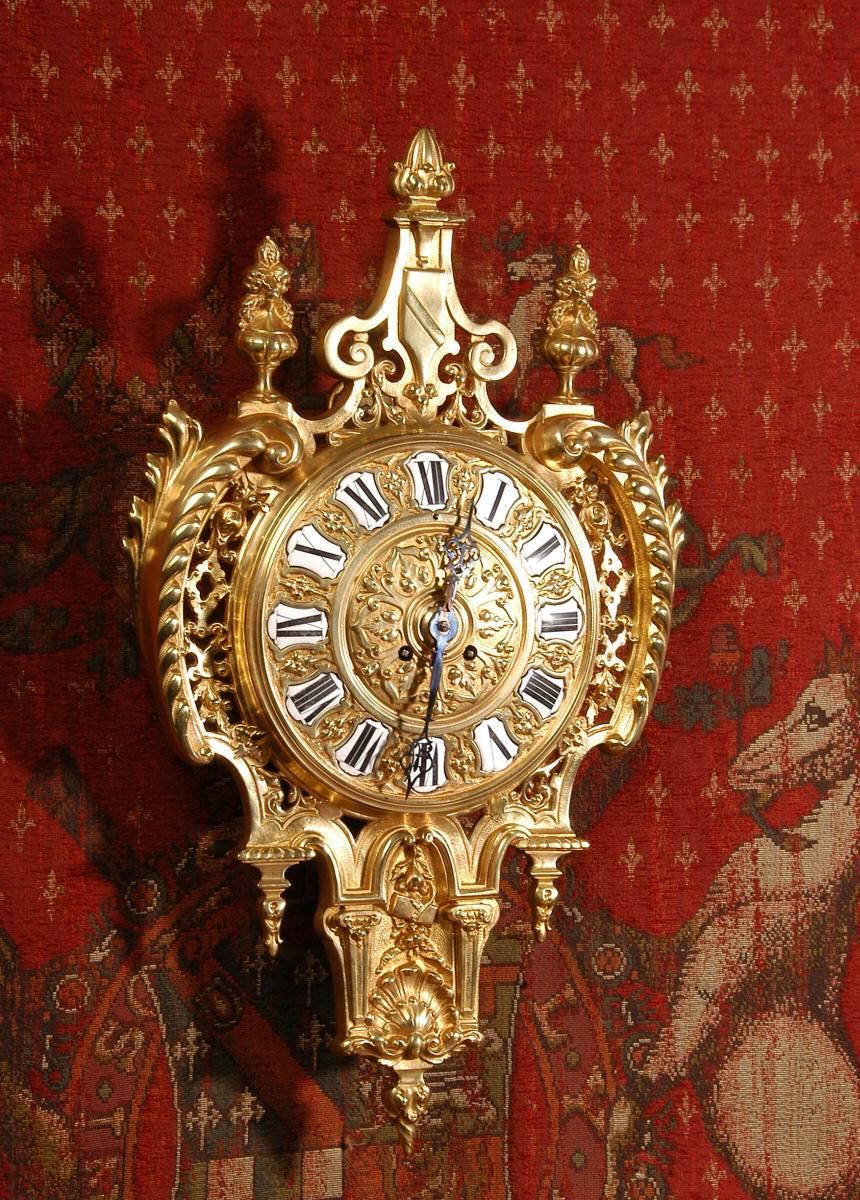 Français Horloge murale ancienne en bronze doré de Cartel en vente