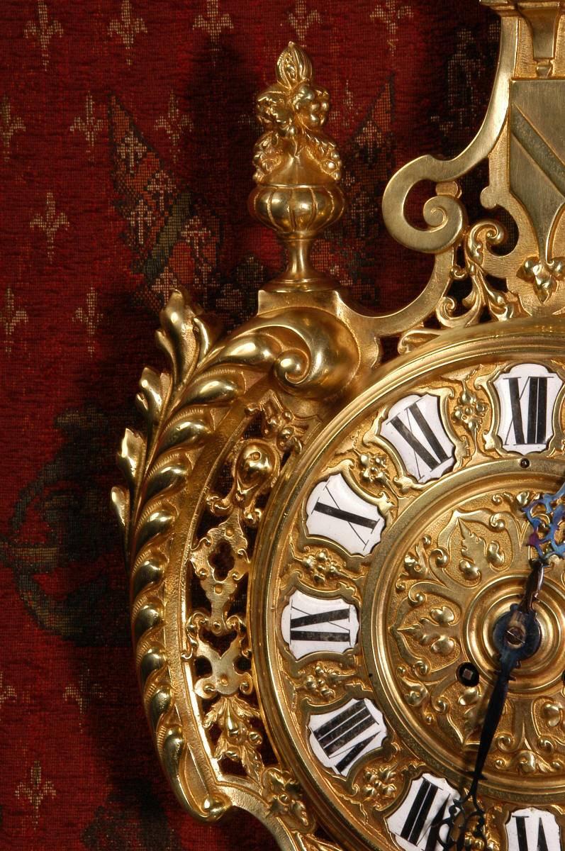 Doré Horloge murale ancienne en bronze doré de Cartel en vente