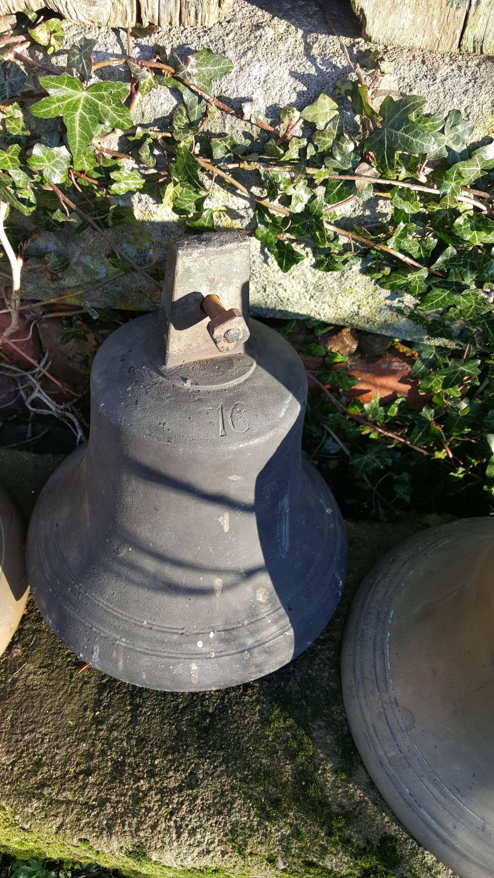 Collection de trois cloches en bronze Bon état à Belper, Derbyshire