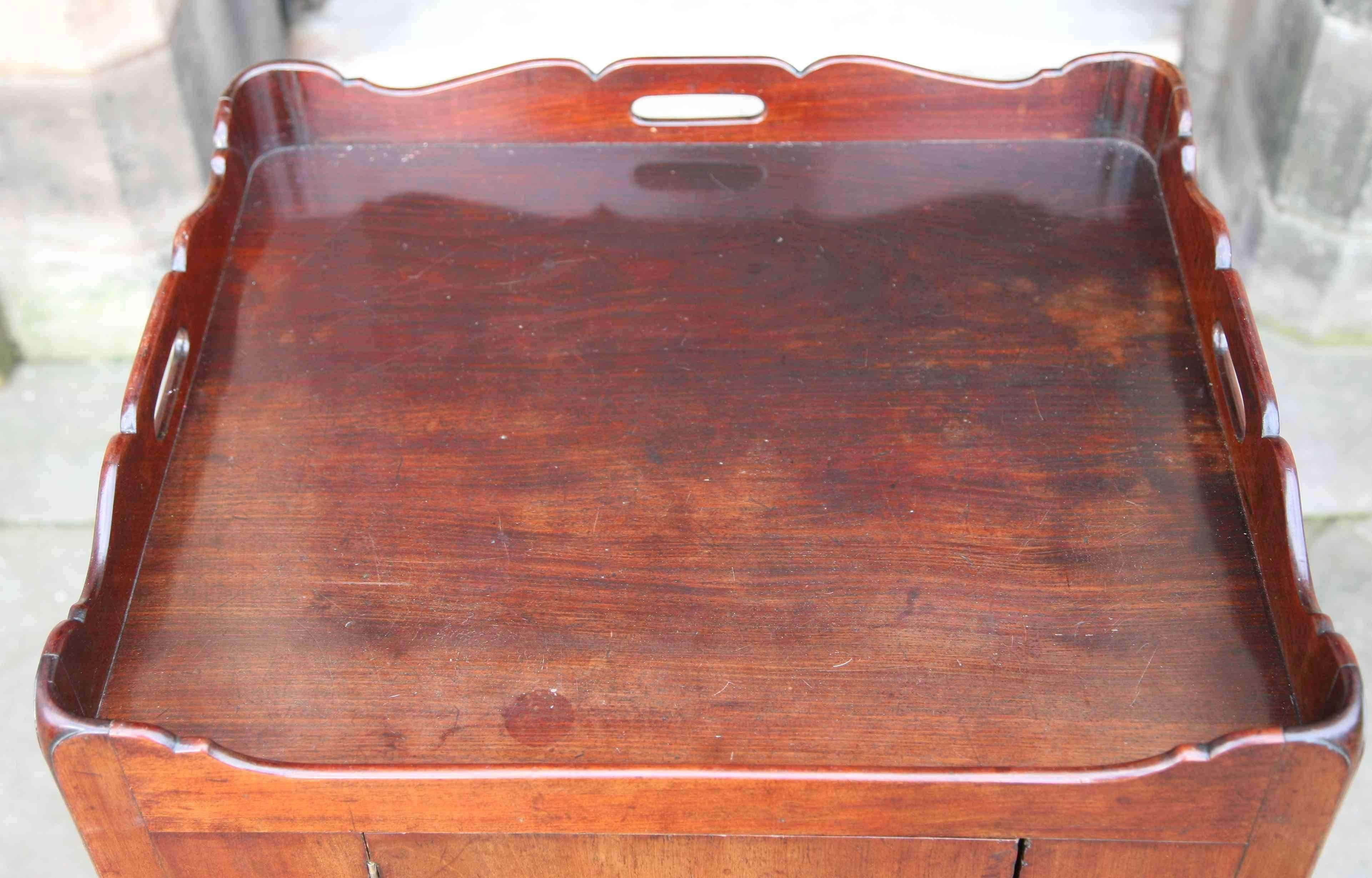 English Pair of George III Mahogany Tray Topped Bedside Tables Commodes, circa 1760 For Sale