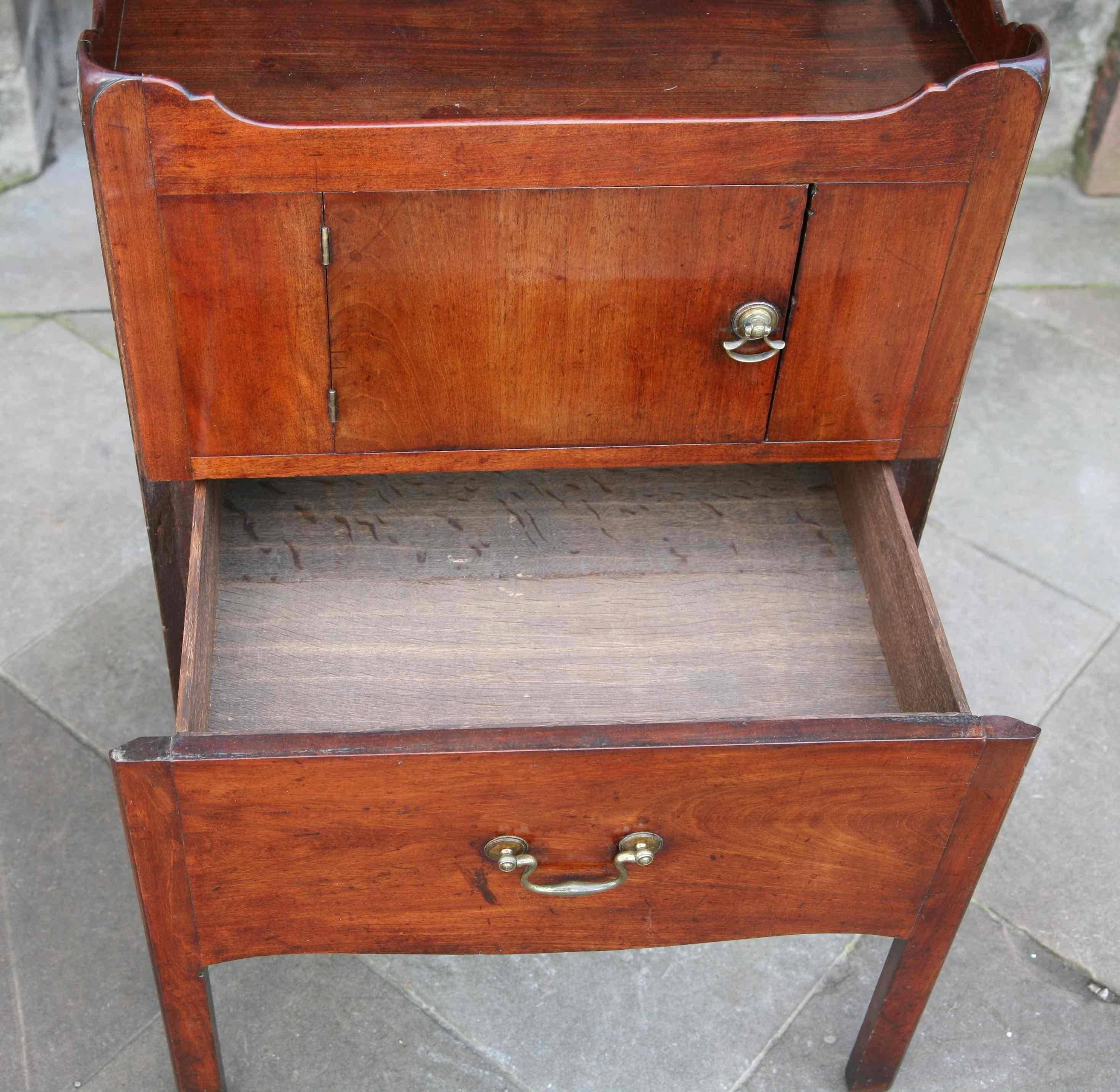 Woodwork Pair of George III Mahogany Tray Topped Bedside Tables Commodes, circa 1760 For Sale