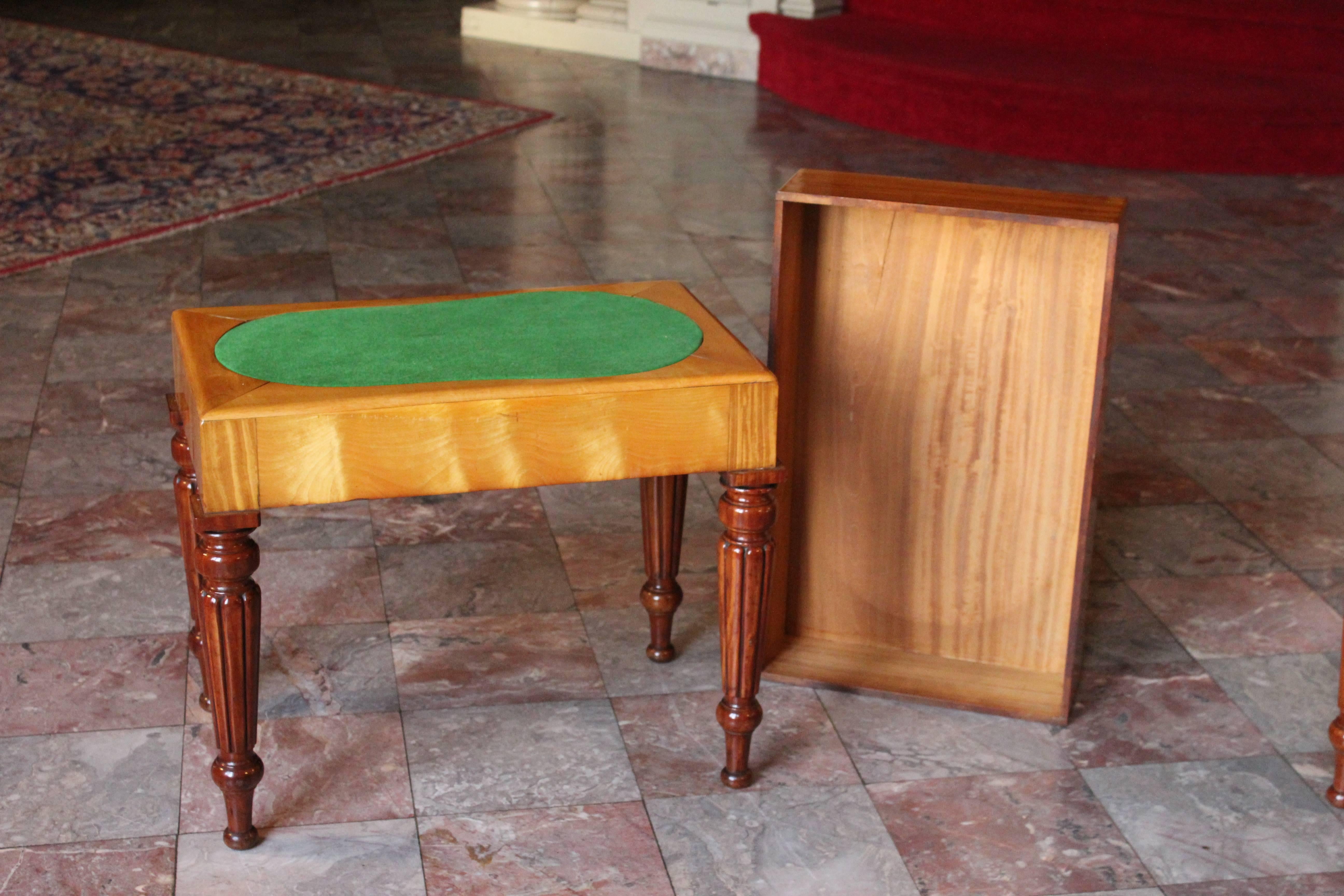 A very good quality pair of early 19th century satinwood bidets with lift off solid satinwood tops revealing a baize lined square.