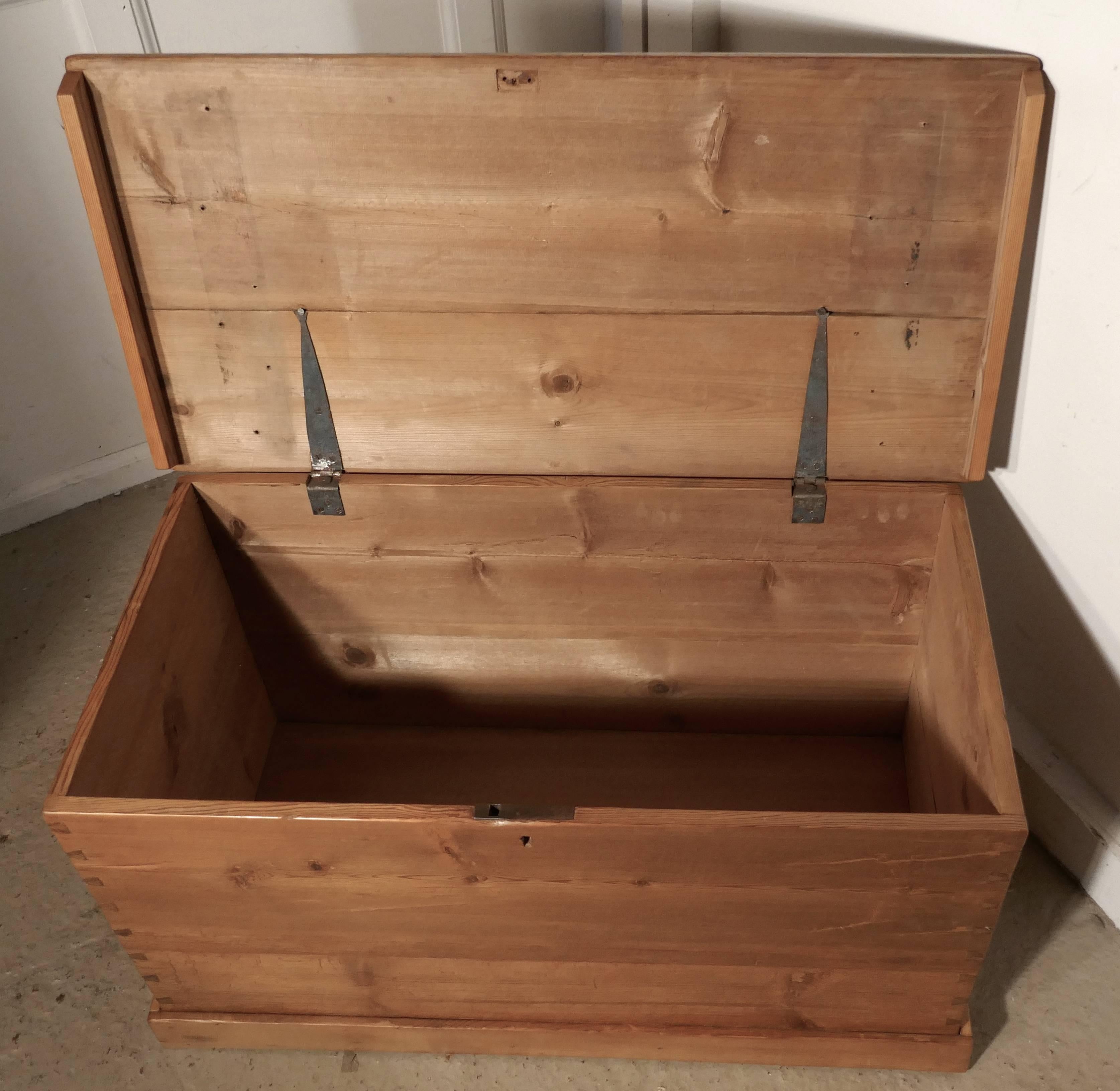Victorian Pine Blanket Box In Good Condition In Chillerton, Isle of Wight