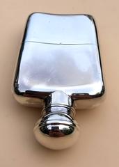Flacon et gobelet en argent massif marqué Hall par Mappin & Webb:: 1929