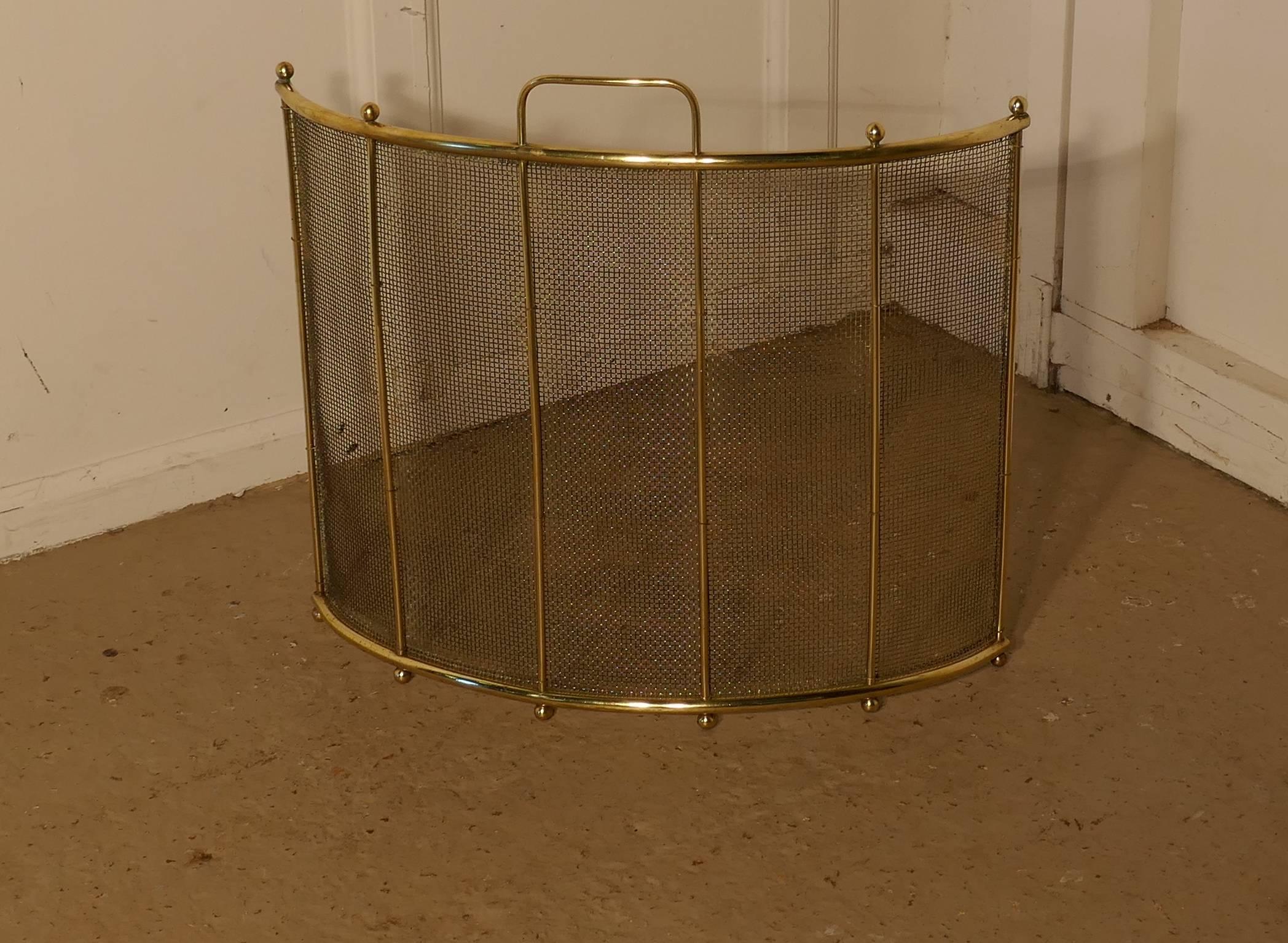Victorian Curved Brass Fire Guard, Spark Screen In Good Condition In Chillerton, Isle of Wight