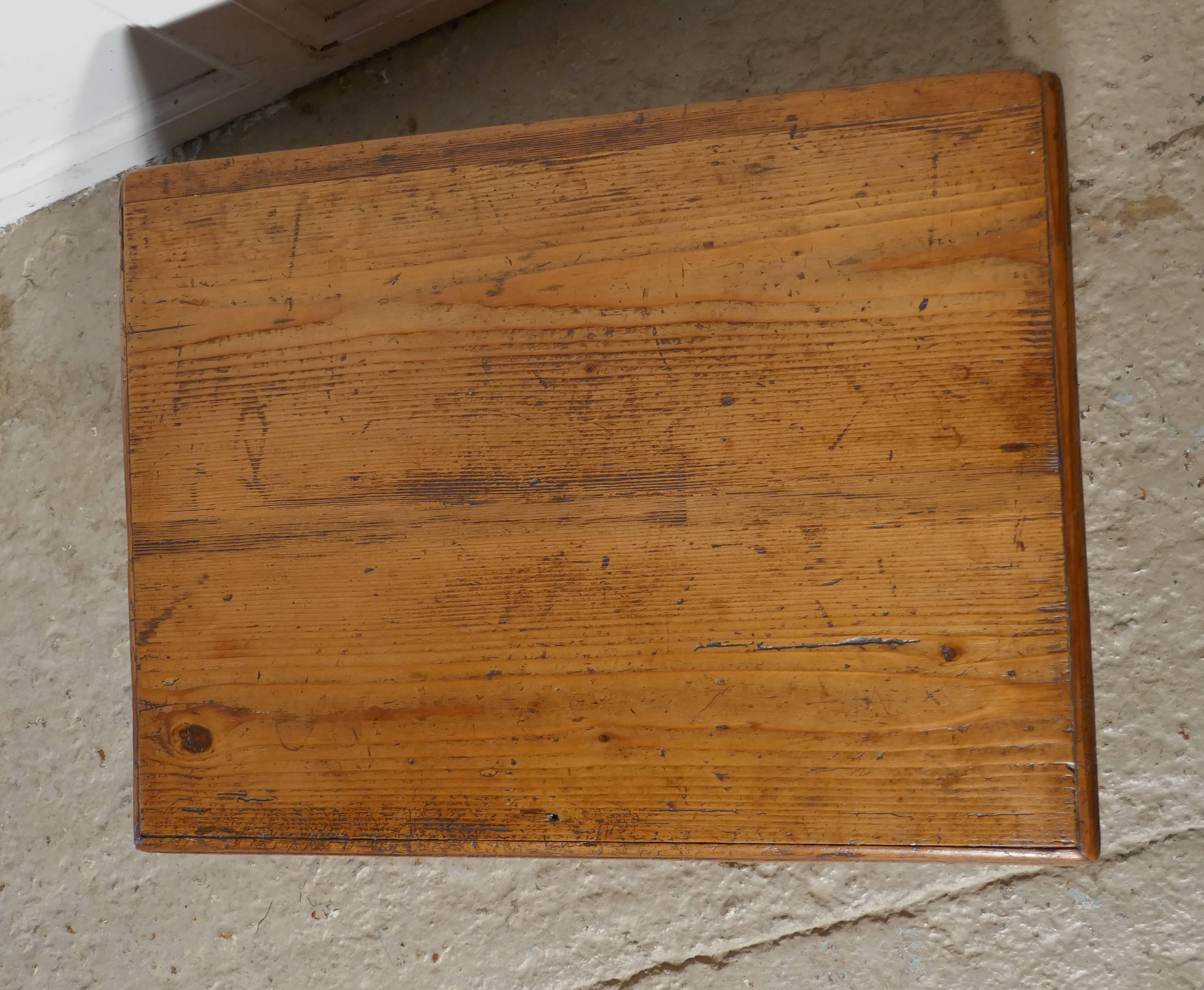 Small 19th Century Pine Tabletop Deed Box In Fair Condition In Chillerton, Isle of Wight