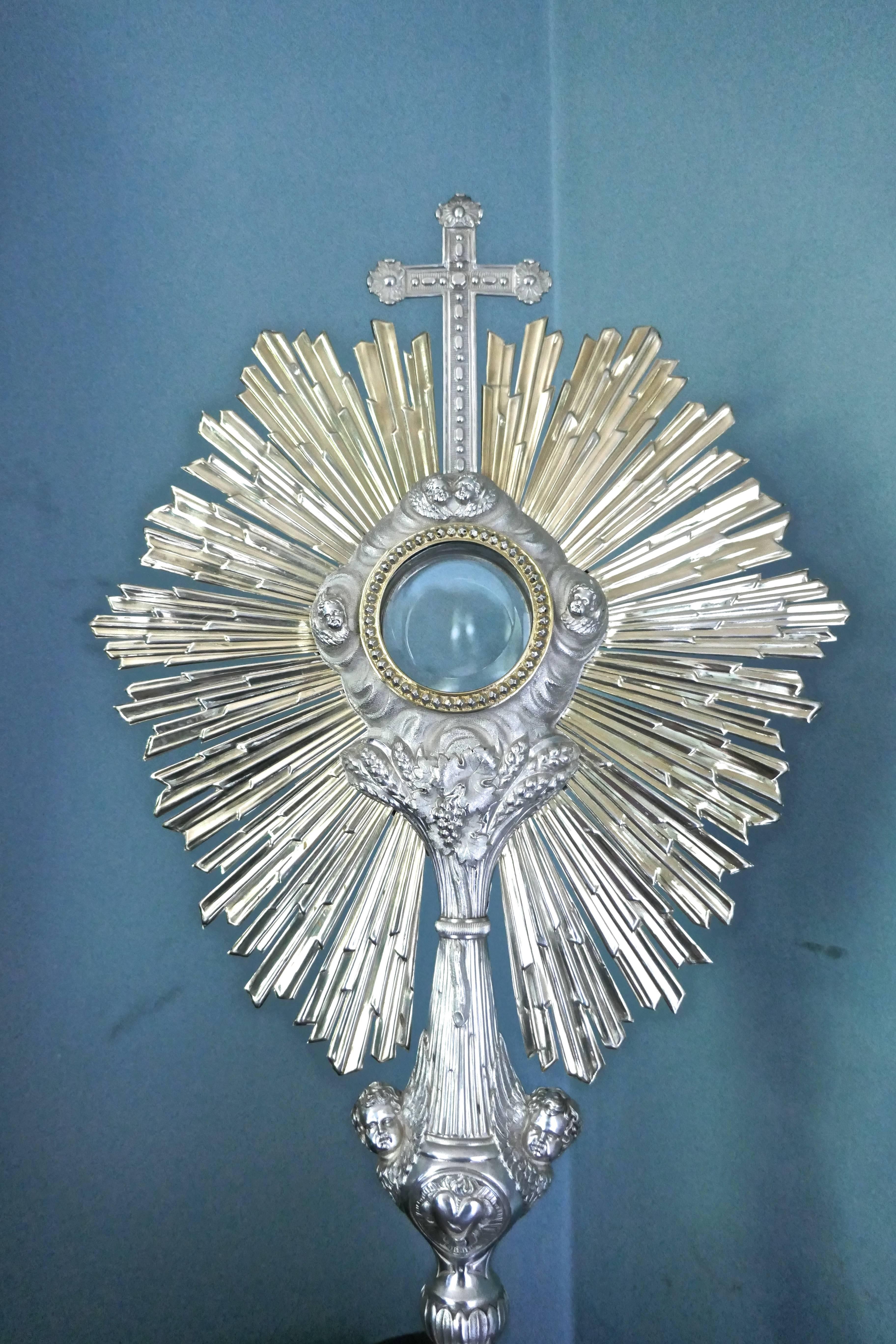 French Sterling Silver and Vermeli Monstrance Decorated with Cherubs In Good Condition In Godshill, Isle of Wight
